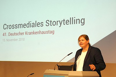 im Vortrag ging es um die Frage, wie Geschichten die Kommunikation und Öffentlichkeitsarbeit bereichern können - und warum sie wichtig sind. Foto: Gesellschaft Deutscher Krankenhaustag
