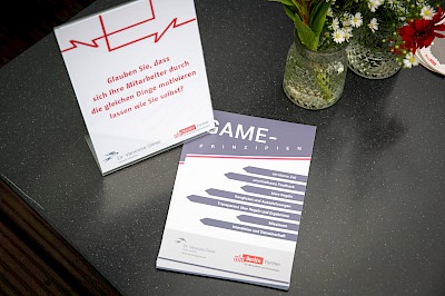 Ich habe Flyer zur Auslage auf den Tischen mitgebracht - auf Wunsch des Kunden mit Partnerlogo. (Foto: Berlin Partner/photothek.de)